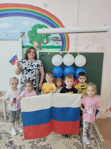 Воспитанники УДК 5 поздравляют Россию яркими открытками!.